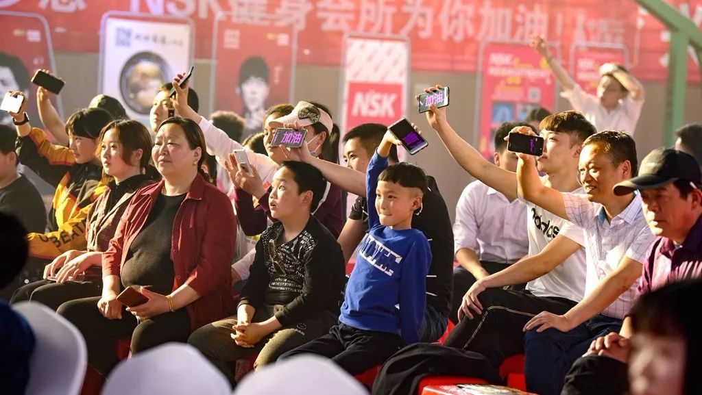 九游中国官网公牛新秀表现惊艳，全场观众掌声不断，今年电子事情登录大学日期科技.